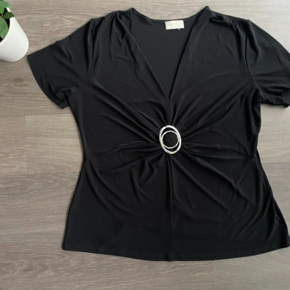 Laura Plus Petites V-Neck Short-Sleeve Blouse with Front Decal - Picture 3 of 8